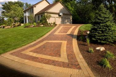 Paver Driveway with Inlay in Eden Prairie, Mn