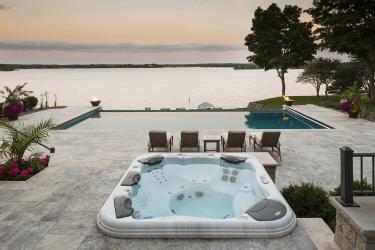 luxury backyard swimming pool and spa in Wayzata, MN
